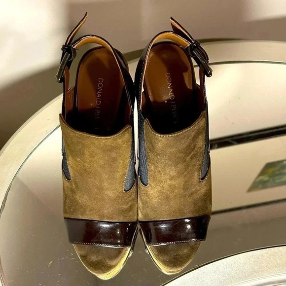 Gently Worn Donald J. Pliner Morgan Brown and Black Leather Sandals, Size 9. - Picture 2 of 10